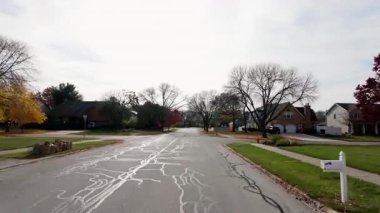 POV, parlayan sonbahar ağaçlarıyla dolu cadde boyunca ilerleyen arabadan ateş ediyor. Sıcak renkler ve parlak mavi gökyüzü mahallelerin güzel bir resmini oluşturur. - Evet. Yüksek kalite 4k görüntü