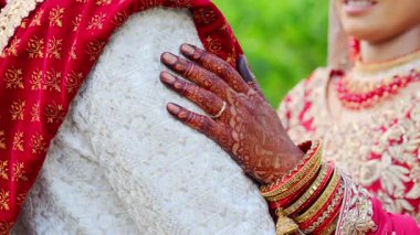 Düğün çifti birbirlerine sarılıyor, geleneksel Hint kıyafetleri giyiyorlar, Hindu düğünü unsurları. Kapatın. Yüksek kalite 4k görüntü