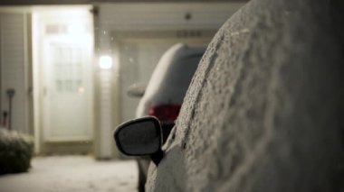 Kış gecesi karla kaplı park halindeki arabaları yakından çekiyoruz. Yüksek kalite 4k görüntü