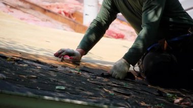 Çatıcılar eski kiremitleri evlerin çatısından söküyorlar. Çatı yenileme elementi. Yüksek kalite 4k görüntü