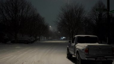 Kamyonun kış karlı gecelerde elektrik direğinin altına çekilmesini. Yüksek kalite 4k görüntü