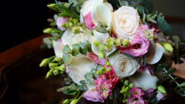 Düğün, düğün günü masanın üzerinde bir buket renkli çiçek olacak. Kapatın. Yüksek kalite 4k görüntü