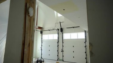 Kapalı çift katlı garaj kapıları. Garajın içinde çekildi. Kamerayı çek. Yüksek kalite 4k görüntü