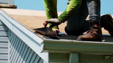 Çatı tamiri sırasında Roofer bir malzeme kesiyor. Bir eve yeni bir çatı kurmak. İş unsurları. Yüksek kalite 4k görüntü