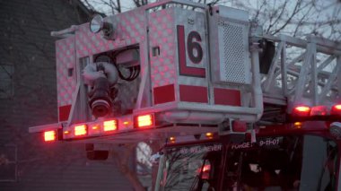 Şehir caddesinde yangın acil durum araçlarının sabit görüntüsü. Naperville lL ABD. 02 Şubat 2025. Yüksek kalite 4k görüntü