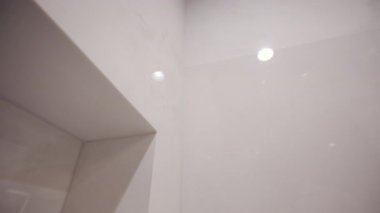 Modern Tuvalet 'in elementleri. Modern banyoda süslü beyaz duş duvarları. Manzarayı kapat. Yüksek kalite 4k görüntü