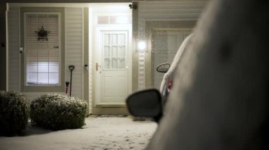 Kışın karlı bir gecede evin ışıklarıyla çekim yapıyoruz. Yüksek kalite 4k görüntü