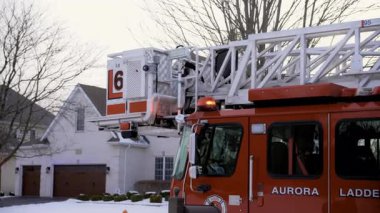 İtfaiye aracının sabit görüntüsü, caddede vinç kaldırma. Naperville lL ABD. 02 Şubat 2025. Yüksek kalite 4k görüntü