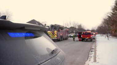 Şehir caddesi boyunca parlayan ışıkları olan bir sürü acil durum aracı var. Dikiz aynası. Naperville lL ABD. 02 Şubat 2025. Yüksek kalite 4k görüntü