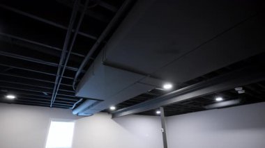 Modern binanın tavanındaki kutuplar ve metal borularla elektrik ve hvac hava sistemleri iletişim kuruyor. Stabil atış. Yüksek kalite 4k görüntü