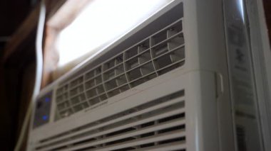 Evi Serin Tutmak İçin Pencere Kliması Manzarası. Manzarayı kapat. Yüksek kalite 4k görüntü