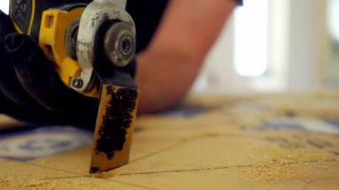 Elektrikli testere, elektrik marangozu çoklu salınımlı alet. Adam inşaat alanında kontrplak kesiyor. Yüksek kalite 4k görüntü