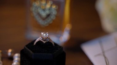 Siyah kadife mücevher kutusundaki nişan yüzüğü. Yüksek kalite 4k görüntü