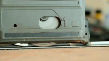 Elektrikli testere, elektrikli elektrikli marangozluk aletleri. İnşaat alanındaki kontrplak kesme işlemi. Yüksek kalite 4k görüntü