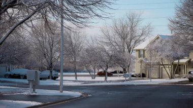Kar güneşli bir kış gününde banliyö sokaklarını ulaşımla kapladı. Bir yerleşim bölgesinde kış günleri. Yüksek kalite 4k görüntü