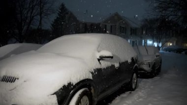 Kar fırtınası gecesi karla kaplı park halindeki arabaları çekiyoruz. Yüksek kalite 4k görüntü