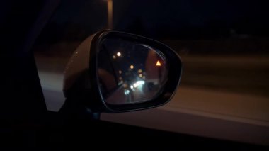 Gece otoyolda giden arabanın aynası var. Yolcu tarafı vuruldu. Yüksek kalite 4k görüntü