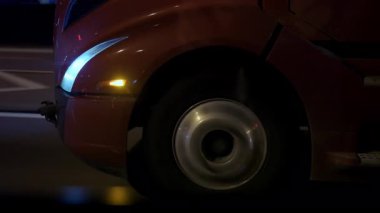Gece vakti otobanda kamyonun tekerleklerine yakın sürüyorum. Geniş açılı geniş açı. Yüksek kalite 4k görüntü