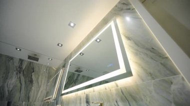 Modern Tuvalet 'in geniş açılı görüntüleri. Modern banyoda aynalı süslü duvarlar. Yüksek kalite 4k görüntü