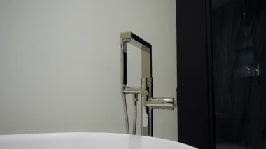 Modern Tuvalet 'in elementleri. Modern banyoda süslü banyo muslukları var. Manzarayı kapat. Yüksek kalite 4k görüntü