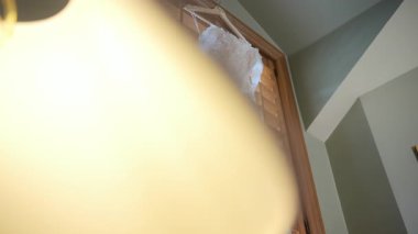 Gelinlikler pencerenin yanında asılı. Kamera hareketi. Yüksek kalite 4k görüntü