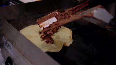 Meydanda ya da restoranda krep, çikolatalı krep. Manzarayı kapat. Yüksek kalite 4k görüntü
