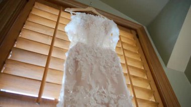 Gelinlikler pencerenin yanında asılı. Yavaş hareket. Yüksek kalite 4k görüntü