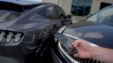 Sokakta iki araba olan bir araba kazası. Adam 911 'i arıyor. Hasarlı elementlerin görüntüsünü kapat. Stabil atış. Yüksek kalite 4k görüntü