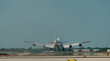 Güneşli bir günde dikenli tellerle havaalanına inen uçak. Yavaş çekim görüntüleri. Yüksek kalite 4k görüntü