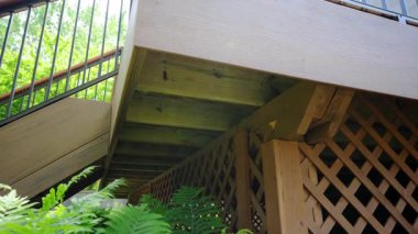 Dış görünüş, arka bahçede yeni bir güverte, aşağıdan manzara. Yüksek kalite 4k görüntü