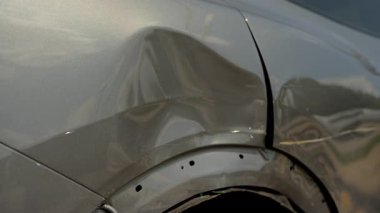Caddedeki bir trafik kazası mahallinde. Hasarlı elementlerin görüntüsünü kapat. Kamera hareketi. Yüksek kalite 4k görüntü