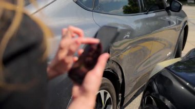 Sokakta iki araba varken araba kazası. Stresli kadın 911 'i arıyor. Hasarlı elementlerin görüntüsü. Stabil atış. Yüksek kalite 4k görüntü