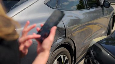 Sokakta iki araba olan bir araba kazası. Stresli kadın 911 'i arıyor. Hasarlı elementlerin görüntüsü. Stabil atış. Yüksek kalite 4k görüntü