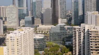 Miami Bay ve Skyline 'ın güzel insansız hava aracı görüntüsü. Güney Florida 'da sakin bir şehir manzarası. Yüksek kalite 4k görüntü