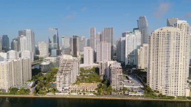 Miami şehri ve Güney Kanalı, sabahın erken saatlerinde. Hava görüntüsü. Yüksek kalite 4k görüntü