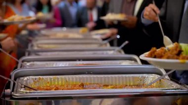 İnsanların açık büfeden keyif almalarını yakından izleyin. Etkinliklerde çeşitli yemeklerle birlikte. - Evet. Yüksek kalite 4k görüntü