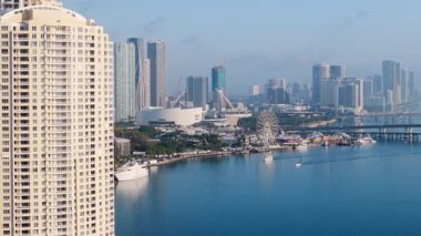 Şafakta Biscayne Körfezi ve Miami ufuk çizgisinin havadan görüntüsü. Huzurlu sular ve sakin şehir uyanıyor. Yüksek kalite 4k görüntü