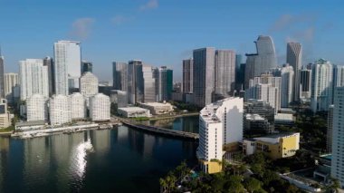 Miami South Channel 'ın insansız hava aracı görüntüsü şehrin ufuk çizgisine bakıyor. Biscayne Körfezi üzerinde huzurlu bir sabah sahnesi. Yüksek kalite 4k görüntü
