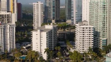 Gün doğumunda Miami Körfezi ve şehir merkezi üzerinde uçacağız. Yüksek kalite 4k görüntü