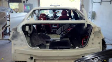 Araba boyama servisi. Hasarlı vücut parçalarını boyamaya hazırlanıyorum. - Evet. Yüksek kalite 4k görüntü