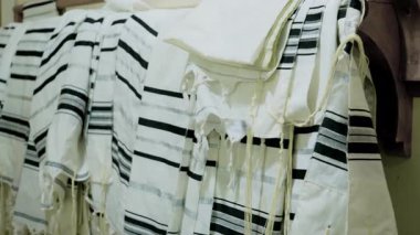 Yahudi dua şalları sinagogda ya da ibadethanede sallanıyor. Düğümlü püsküllü Tzitzit 'li Tallitot. Yüksek kalite 4k görüntü