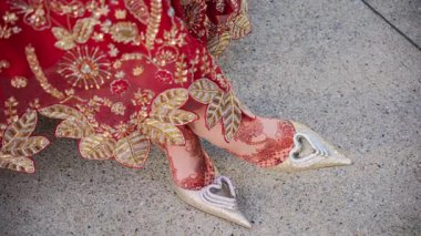 Geleneksel kına bacakları boyama ve kırmızı renkli geleneksel Hint kıyafetleri, Hindu düğün unsurları. - Evet. Yüksek kalite 4k görüntü