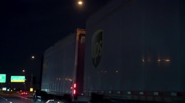 UPS Birleşik Paket Servis Kamyonu Amerika yolunda gidiyor. Kırsal yolda gece vakti. Geniş görüş. Chicago 2 Mayıs 2025. Yüksek kalite 4k görüntü