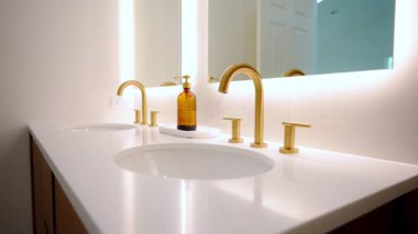 Modern çift banyo lavabosunun elementleri. Havalı musluklar. Manzarayı kapat. Yüksek kalite 4k görüntü