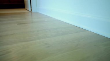 Beyaz iç mekan elementi, onarımdan sonra ahşap zemin, geniş kamera görüntüsünü hareket ettir. Yüksek kalite 4k görüntü