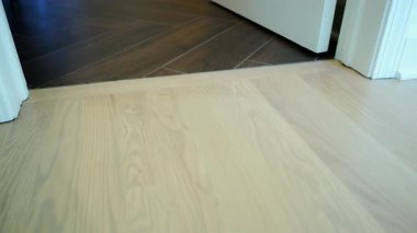 Tamirden sonra ahşap ve fayanslı zemin, geniş kamera görüntüsünü hareket ettir. Yüksek kalite 4k görüntü