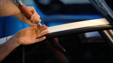 Araba gövdesinde anlamsız çukur onarma işlemi, araba tamirhanesinde araba gövdesindeki göçükleri onarmak için tutkal aletleri ile tamirci. - Evet. Yüksek kalite 4k görüntü