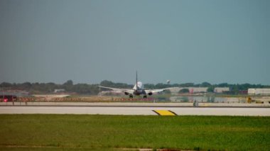 Güneşli bir günde havaalanına inen uçak. Yavaş çekim. Dikiz aynası. Yüksek kalite 4k görüntü