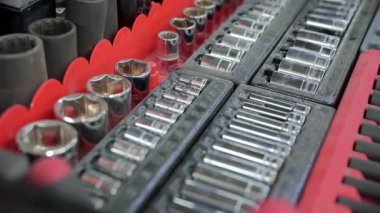 Tamirhanedeki alet çantası, onarım sırasında kullanılan bakım seti, bir tamirhanede çeşitli aletler. Yüksek kalite 4k görüntü