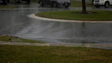 Şiddetli yağmurda mahallede. - Evet. Yüksek kalite 4k görüntü